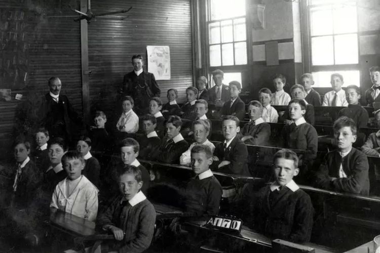 Saudara laki-laki Edith, Bill Graydon (kedua dari kanan di barisan ketiga) satu kelas bersama Freddy Bywaters (keempat dari kanan di barisan keempat).