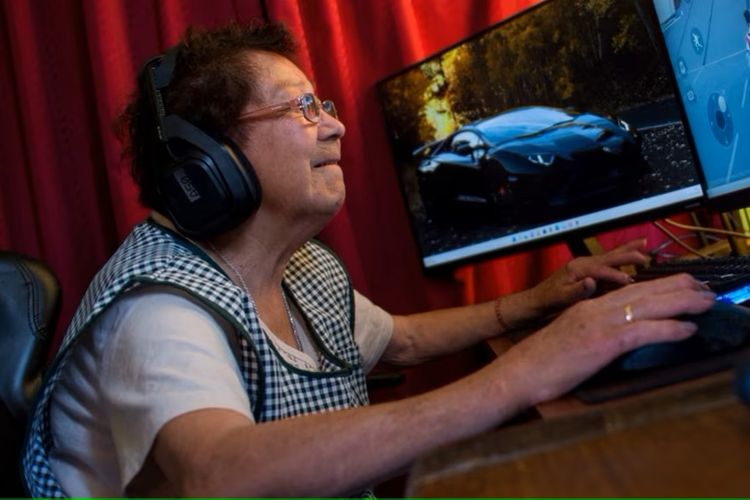 María Elena Arévalo atau Mami Nena, 81 tahun, tengah memainkan Free Fire, video game online populer, di rumahnya di Llay-Llay, wilayah Valparaiso, Chile.