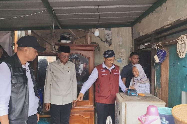 Suratna, salah satu orangtua calon siswa Sekolah Rakyat, menunjukkan rumah kontrakannya di kawasang Cipayung, Jakarta Timur, kepada Menteri Sosial Saifullah Yusuf, Menteri Pekerjaan Umum Dody Hanggodo, Wakil Menteri Sosial Agus Jabo, dan Sekretaris Kabinet Teddy Indra Wijaya, Minggu (29/6/2025).