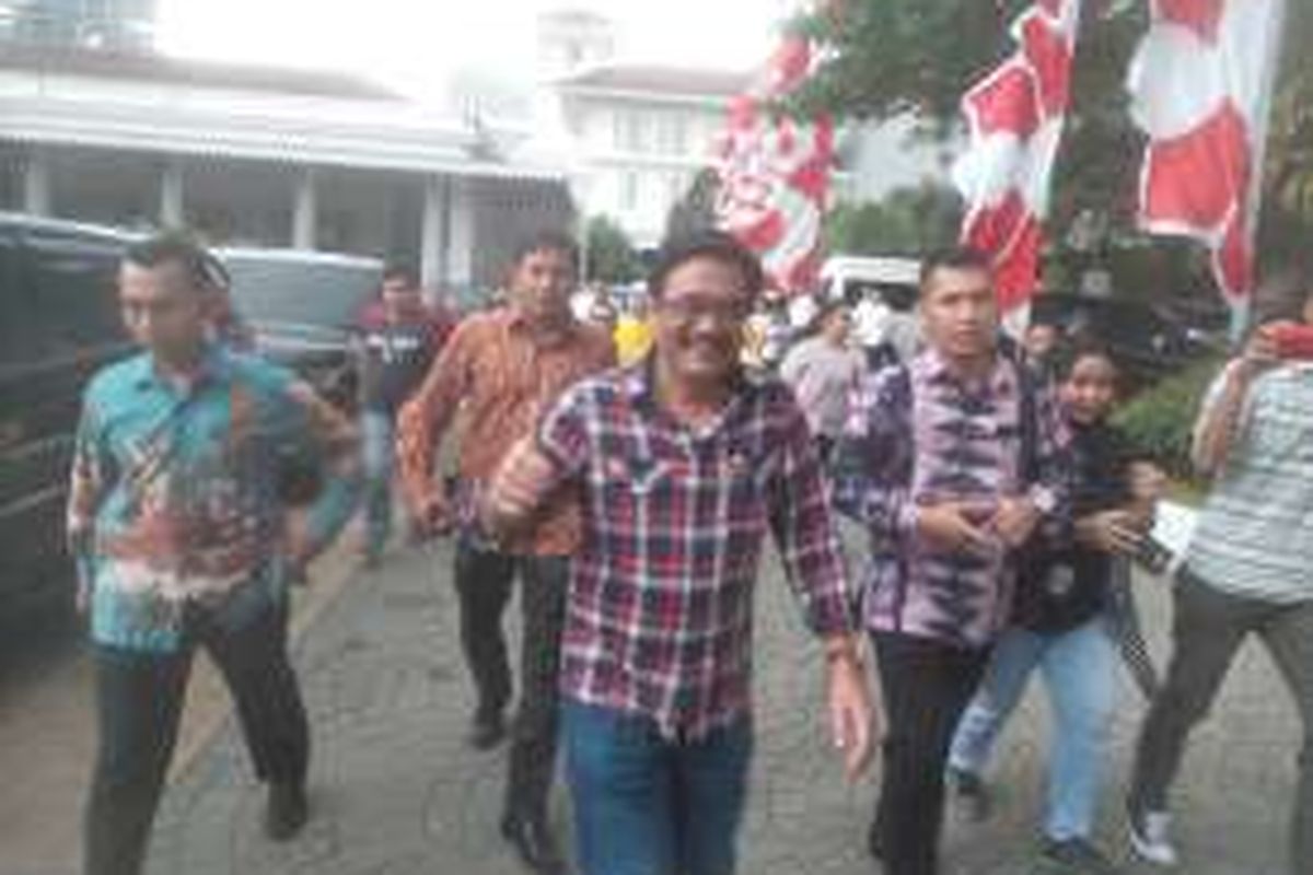 Bakal calon wakil gubernur petahana DKI Jakarta Djarot Saiful Hidayat jelang keberangkatan ke KPU DKI dari Balai Kota pada Rabu (21/9/2016).
