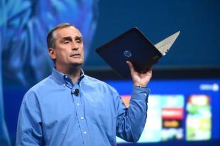 CEO Intel Brian Krzanich memamerkan laptop tanpa kipas