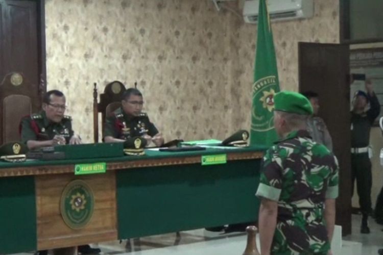 Serda Novri, pembunuh istri siri yang mayatnya dimasukkan dalam karung dan dibuang di saluran irigasi, saat disidang oleh Mahkamah Militer di PN Polewali Mandar, Senin (1/12/2019). 