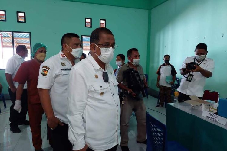 Wali Kota Ambon, Richard Louhenapessy meninjau vaksinasi anak usia 6-11 tahun di salah satu posko vaksinasi anak, Rabu (12/1/2022)