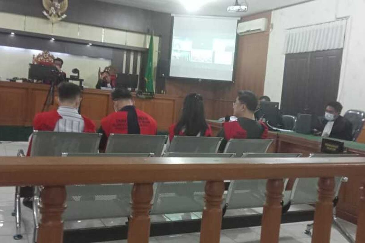Sidang kasus investasi bodong dengan terdakwa keluarga Salim, di PN Pekanbaru, Riau, Senin (7/2/2022) malam.
