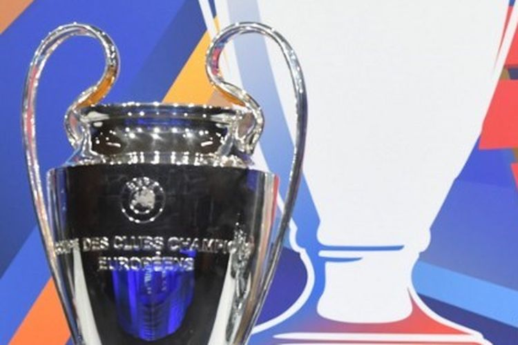 Trofi Liga Champions dipamerikan di kantor pusat UEFA yang terletak di Nyon, Swiss, pada acara drawing atau undian 16 besar Liga Champions 2021-2022, 13 Desember 2021. Drawing Liga Champions harus diulang karena kesalahan teknis.