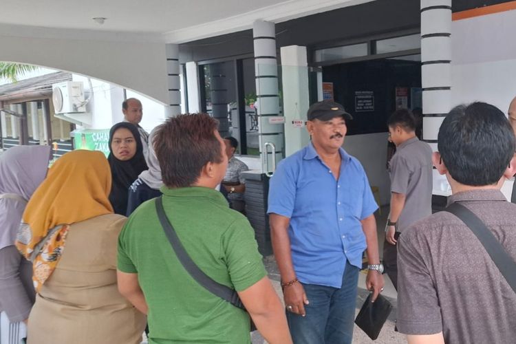 Sejumlah orang tua murid mendatangi kantor Cabdindik Jatim Wilayah Madiun setelah anak-anaknya gagal masuk menjadi siswa baru di SMA Negeri di Kota Madiun, Jawa Timur, Senin (30/6/2025). 