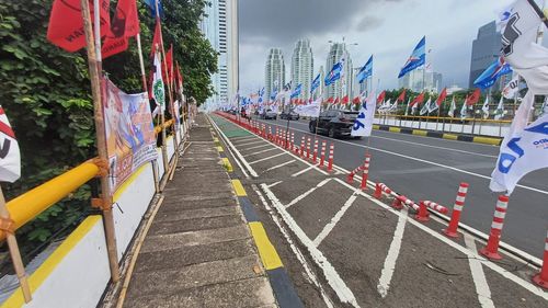 Banyak APK Terpasang di Jembatan Ciliwung Cokroaminoto, Pejalan Kaki: Sumpek! 