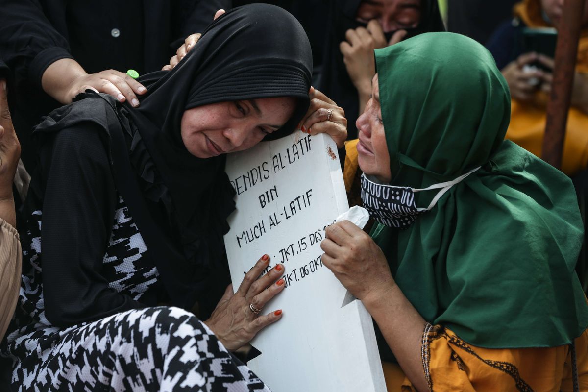Yusnia, ibu salah satu korban robohnya tembok sekolah MTsN 19 Pondok Labu, Jakarta, Dendis Al Latif  tak kuasa menahan haru saat pemakaman anaknya di TPU Kampung Kandang, Jakarta Selatan, Jumat (7/10/2022) . Peristiwa ini mengakibatkan 3 orang siswa meninggal dunia dan 3 lainnya luka-luka.