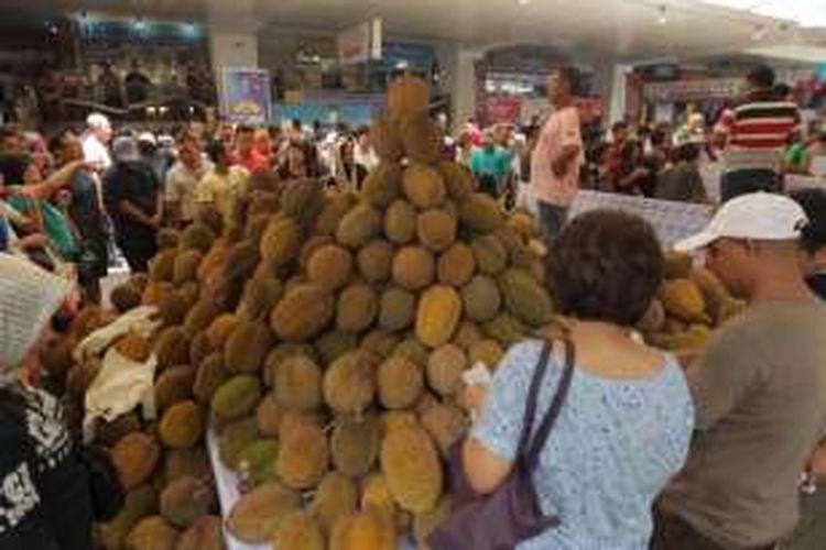 Ratusan pengunjung memadati acara Durian Fair 2016 di Blok M Square, Jakarta, Sabtu (27/2/2016). Pengunjung bisa menemukan sekitar 20 jenis durian unggul dari berbagai daerah di Jawa Tengah dan Jawa Barat. Acara berlangsung hingga 6 Maret 2016.