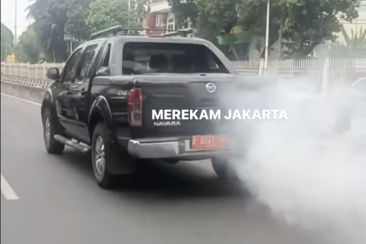 Video viral mobil dinas Nissan Navara dengan knalpot berasap, banyak dikritik netizen soal emisi