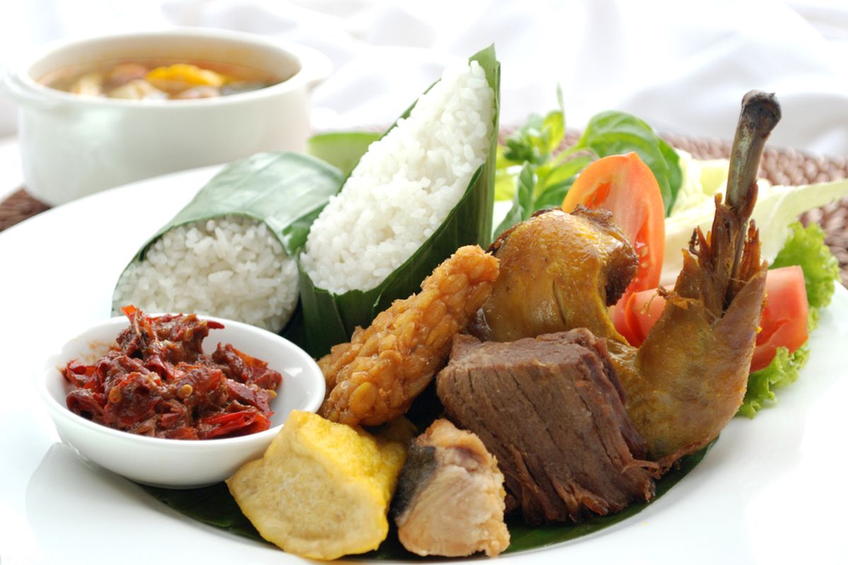 Ilustrasi nasi timbel lengkap dengan lauk pauk. Nasi timbel juga bisa dibuat pakai media rice cooker saja.