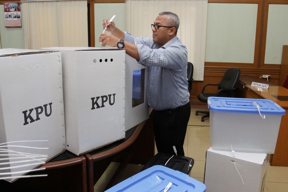 Ketua KPU Arief Budiman (kanan) menunjukkan kepada wartawan contoh alternatif bentuk kotak suara transparan terbuat dari kertas karton dan boks plastik yang akan digunakan dalam Pilkada serentak 2018 dan Pemilu 2019, di Gedung KPU, Jakarta, Senin (7/8/2017). KPU akan berkonsultasi dengan DPR dan Pemerintah terkait rencana pengunaan kotak suara transparan yang akan menggantikan kotak suara yang rusak. ANTARA FOTO/ Reno Esnir/aww/17.