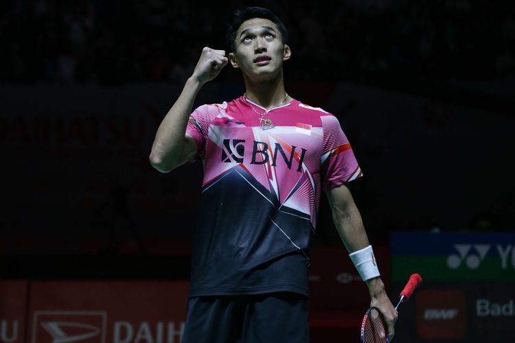 Tunggal putra Indonesia, Jonatan Christie melakukan selebrasi setelah menaklukan rekan senegara Chico Aura Dwi Wardoyo pada laga final Indonesia Masters 2023 di Istora Senayan, Jakarta, Minggu (29/1/2023). Jonatan tampil sebagai juara  setelah menang dua gim langsung atas Chico dengan skor 21-15, 21-13.