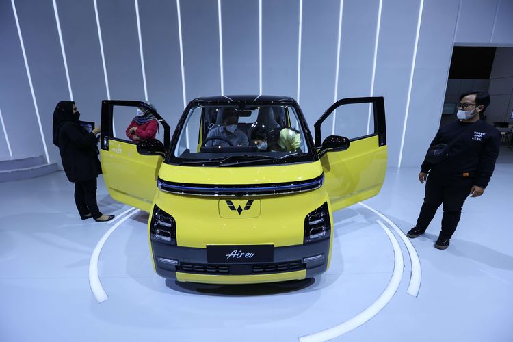 Pengunjung menyaksikan mobil listrik Wuling Air Ev di ajang Periklindo Electric Vehicle Show (PEVS) 2022 di JIExpo Kemayoran, Rabu (27/7/2022). Selain desainnya yang compact, pengisian daya Air ev bisa dilakukan di rumah dengan memperhatikan terlebih dahulu kapasitas listrik rumah, mengusung konsep easy home charging.