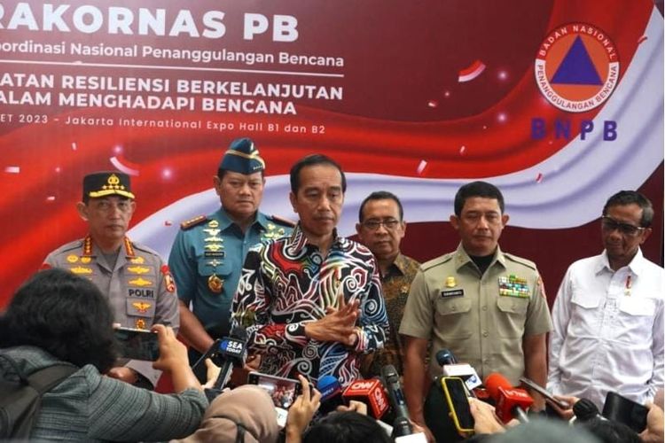 Bupati Maluku Barat Daya (MBD) Benyamin Th Noach menghadiri Rapat Koordinasi Nasional Penanggulangan Bencana (Rakornas PB) Tahun 2023 yang digelar Badan Nasional Penanggulangan Bencana (BNPB) Presiden Joko Widodo (Jokowi) dan para menteri kabinet Indonesia Bersatu di Jakarta International Expo Jakarta, Kamis (2/3/2022).
