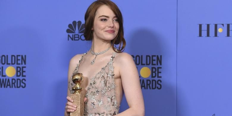 Aktris Emma Stone berpose bersama trofi aktris terbaik untuk film musikal/komedi pada ajang Golden Globe Awards 2017 yang digelar di Beverly Hills, California, Minggu (8/1/2017).