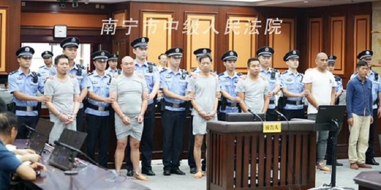 Keenam terdakwa dengan lima di antaranya pembunuh bayaran ketika disidang di Pengadilan Menangah Rakyat Nanning, China. Keenamnya terbukti bersalah dalam upaya pembunuhan 2016 lalu.
