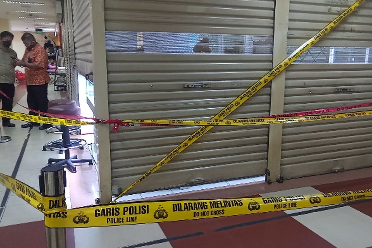 Sebuah toko emas di mal kawasan Serpong Tangerang Selatan dirampok pria bersenjata pada Jumat (16/9/2022)