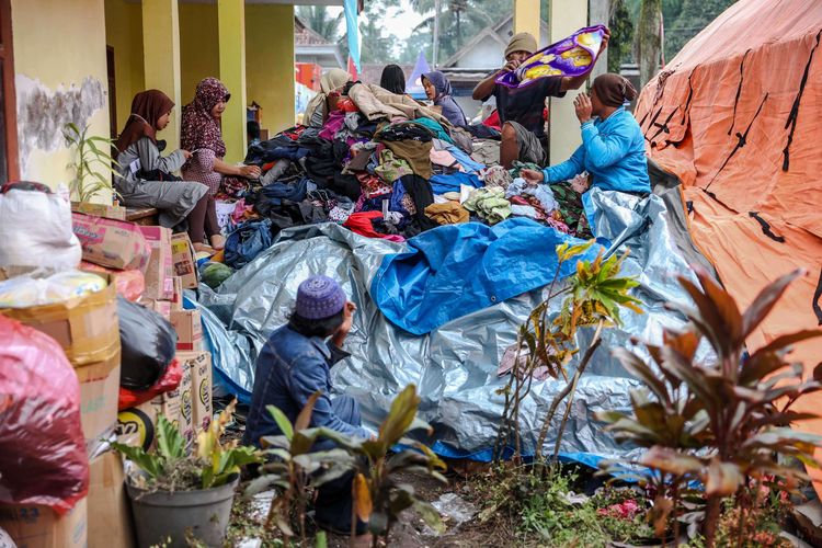 Warga terdampak erupsi Gunung Semeru menempati tenda pengungsian di lapangan Desa Penanggal, Kecamatan Candipuro, Kabupaten Lumajang, Jawa Timur, Rabu (8/12/2021). Selain lapangan desa, warga terdampak erupsi Gunung Semeru juga mengungsi ke balai desa dan rumah kerabat.