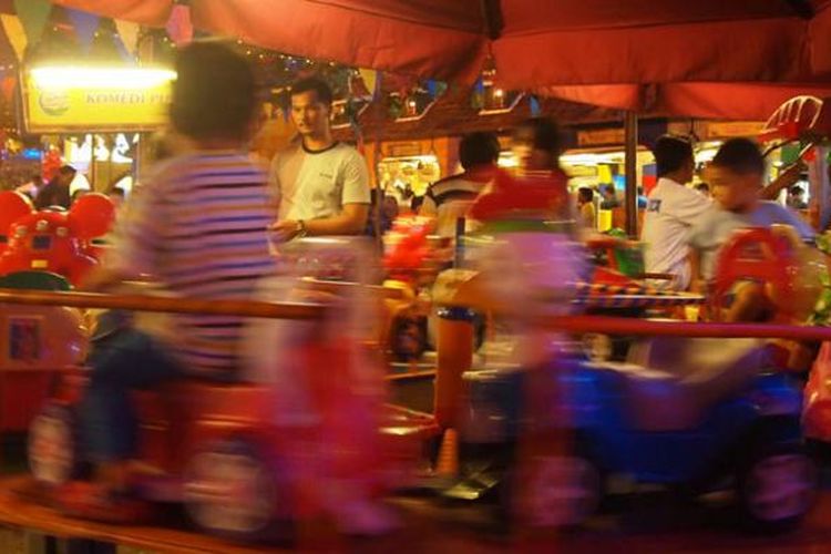 Arena komidi putar di pasar malam Kampoeng Tempo Doeloe La Piazza Kelapa Gading yang berlangsung mulai 13 Mei hingga 7 Juni 2015. 