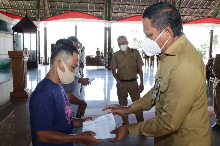Bupati Maluku Tengah, Tuasikal Abua menyerahkan bantuan sosial tunai (BST) kepada ratusan keluarga miskin ekstrem di dua kecamatan yang berlangsung di Baileo Sukarno, Kota Masohi, Selasa (21/12/2021)