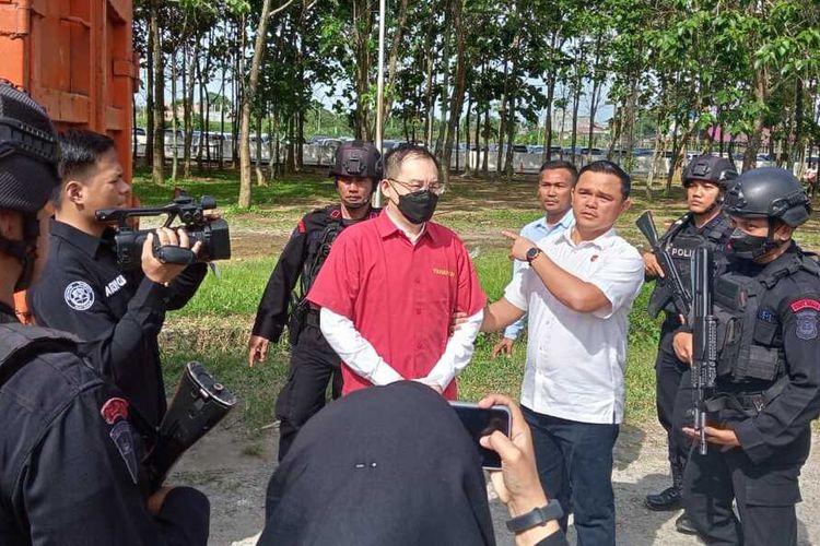 Tersangka kasus dugaan judi online, Apin BK diapit penyidik Polda Sumut saat penyerahan berkas, tersangka dan barang bukti kasusnya kepada Kejaksaan Tinggi Sumatera Utara pada Kamis (26/1/2023) sore.