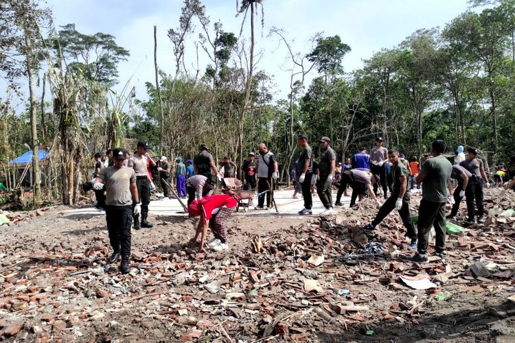 Puluhan personel kepolisian dan militer membersihan puing-puing rumah yang hancur akibat ledakan bahan petasan di Dusun Sadeng, Desa Karangbendo, Kecamatan Ponggok, Kabupaten Blitar, Jumat (24/2/2023)