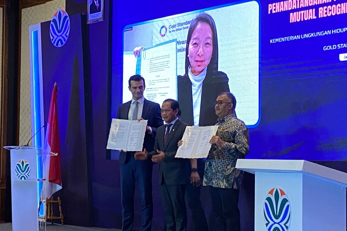Menteri LH, Hanif Faisol Nurofiq menandatangani MRA dengan pihak Gold Standard Faoundation, Kamis (8/5/2025). 