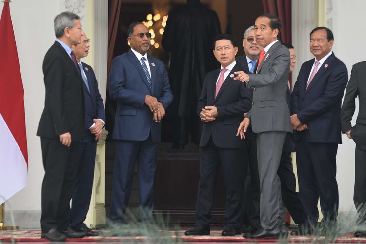 Presiden Joko Widodo (kedua kanan) berbincang dengan menteri luar negeri negara-negara ASEAN sebelum melakukan pertemuan pada kunjungan kehormatan di Istana Merdeka, Jakarta, Jumat (3/2/2023). Dalam pertemuan tersebut Presiden Joko Widodo memberikan pesan agar negara-negara ASEAN tidak menjadi proksi bagi siapa pun, serta pentingnya menjaga sentralitas dan kesatuan ASEAN.