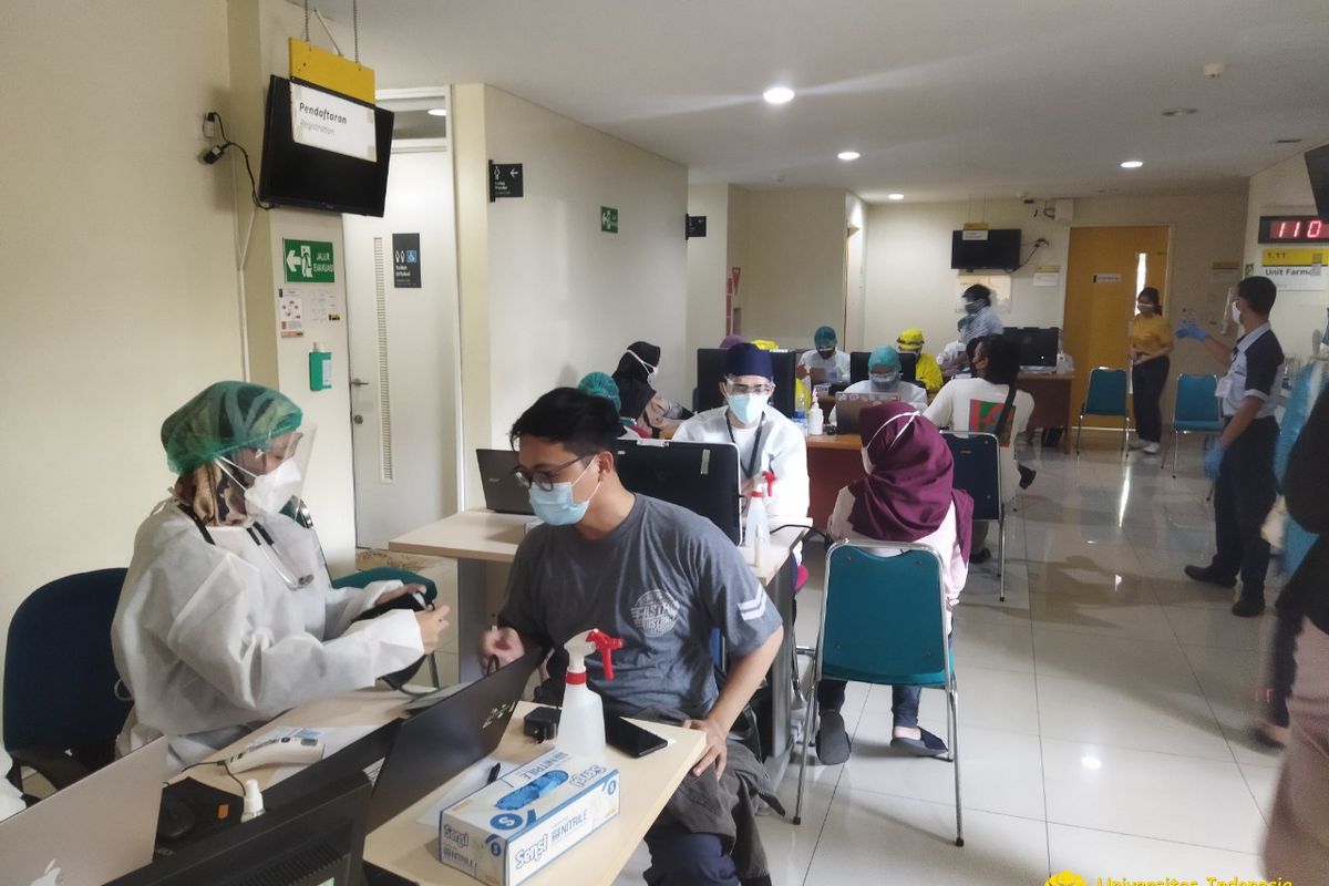 Universitas Indonesia (UI) menggelar vaksinasi tahap pertama bagi mahasiswa yang berlangsung di Klinik Satelit UI Makara, Kampus Depok, pada 21-23 Juli 2021. 