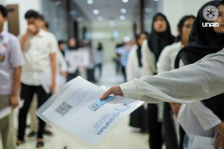 Cek keamanan menjadi salah satu tahap pada pelaksanaan UTBK di Unair, berlangsung pada tahun 2025.