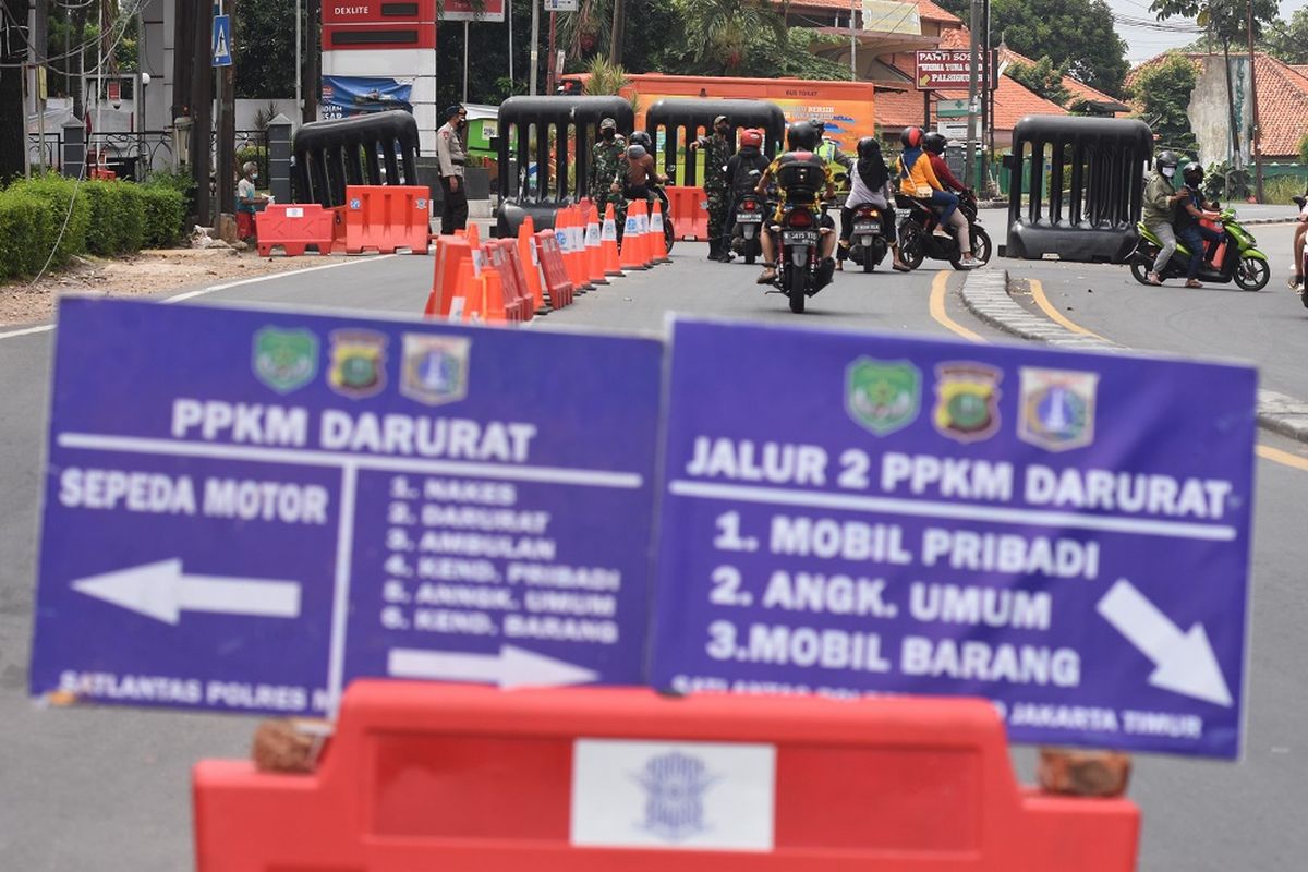 Warga mengendarai motor melintasi di Pos Penyekatan Mobilitas Masyarakat pada PPKM Darurat di Jalan Raya Bogor, Jakarta, Selasa (20/7/2021). Mobilitas warga di kawasan aglomerasi terpantau lebih rendah dibandingkan di hari biasa masa PPKM Darurat menyusul himbauan Menteri Agama untuk membatasi aktivitas warga untuk bepergian atau mudik pada Hari Raya Idul Adha. ANTARA FOTO/Indrianto Eko Suwarso/foc.