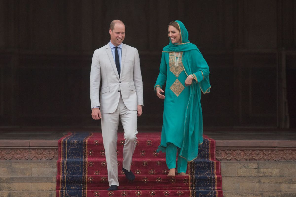 Pangeran William, Duke of Cambridge dan Kate Duchess of Cambridge mengunjungi Masjid Badshahi di Lahore, Pakistan, Oktober 2019.