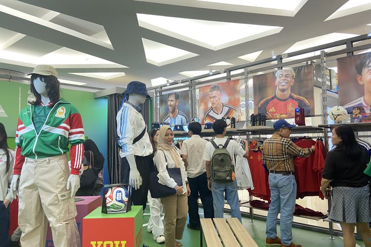 Demam Piala Dunia, Warga Berburu Jersey hingga Bola Edisi Khusus di Surabaya