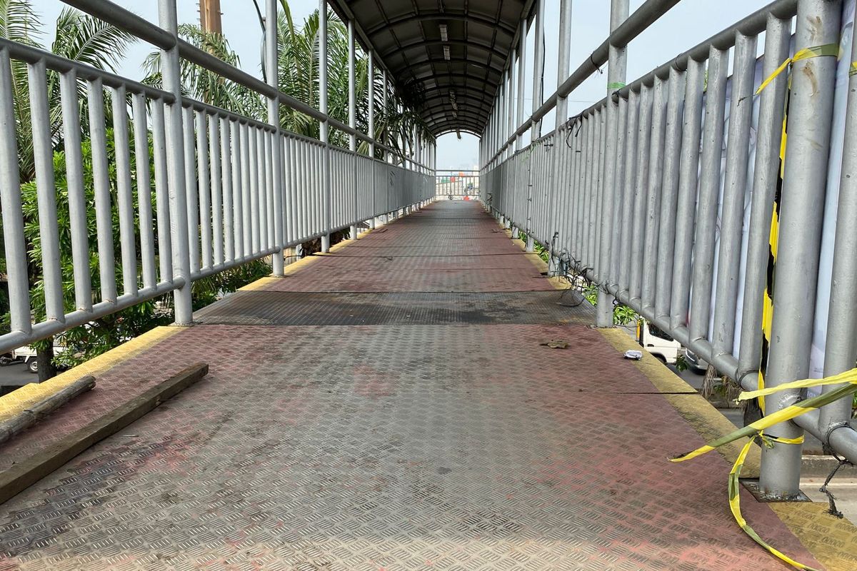 Lantai besi di jembatan penyeberangan orang (JPO) di Jalan Daan Mogot, Jakarta Barat kerap menghilang. Warga pun menjadi was-was saat melintasi jembatan ini. 
