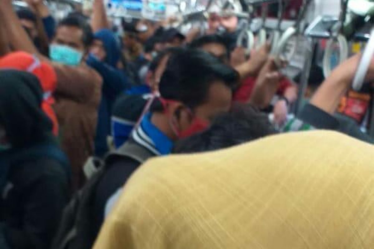 Kondisi kereta tujuan Rangkas Bitung - Tanah Abang, Senin (6/4/2020) Pagi.