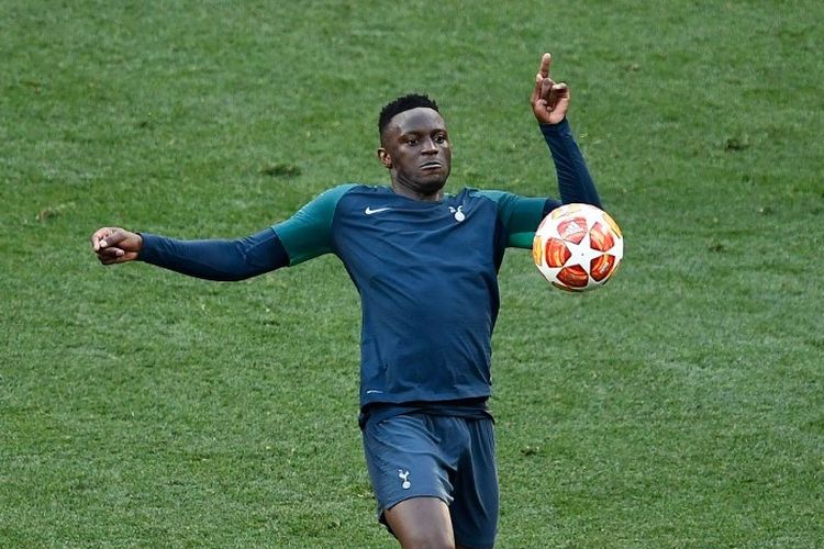 Gelandang Kenya Tottenham Hotspur, Victor Wanyama, mengontrol bola saat sesi latihan di Stadion Wanda Metropolitano di Madrid pada 31 Mei 2019. Berikut penjelasan mengenai teknik menghentikan bola menggunakan dada dalam permainan sepak bola.