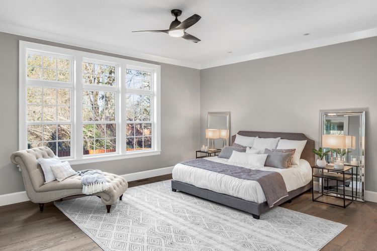 Ilustrasi kamar tidur dengan warna cat abu-abu dan memakai karpet.