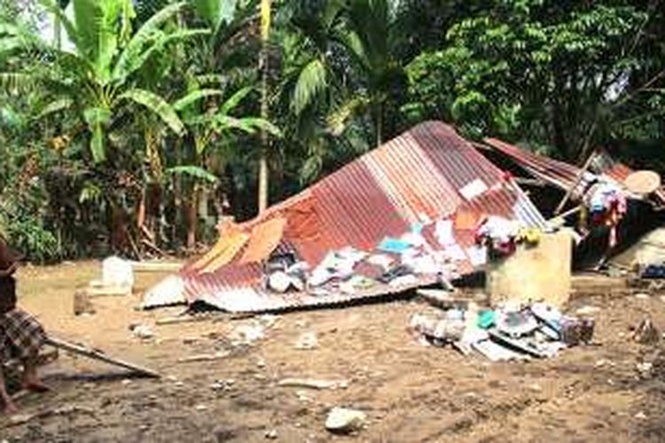 Sembilan keluarga di Desa Tuwi Priya, Kecamatan Pasie Raya, Aceh Jaya, kehilangan rumah beserta seluruh harta benda karena terseret arus banjir luapan air Sungai Kreung Teunom, Senin (7/11/2016).