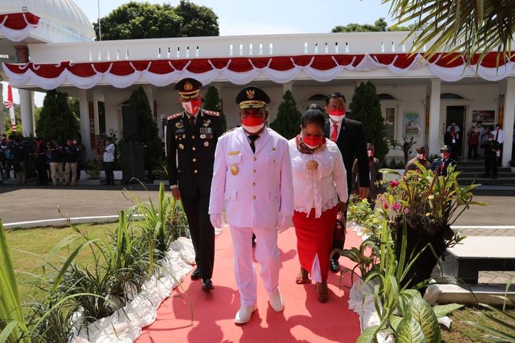 Gubernur Papua Lukas Enembe bersama istri, Yulce Enembe, saat berjalan menuju podium upacara HUT RI ke-76 di halaman Gedung Negara, Jayapura, Papua, Selasa (17/8/2021)
