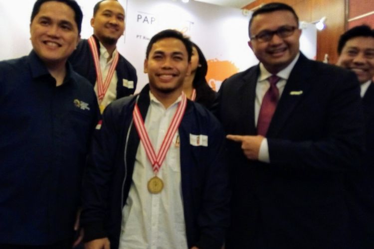 Dari kiri ke kanan bagian depan berfoto Ketua Umum Komite Olimpiade Indonesia (KOI) Erick Thohir, atlet nasional angkat besi Eko Yuli Irawan, dan Corporate Affairs Director Grup APRIL Agung Laksamana. Di bagian belakang dari kiri ke kanan atlet nasional bola basket Arki Dikania Wisnu, atlet nasional bola voli Pungky Afriecia, dan Head of Tanoto Foundation Executive Board Sihol Aritonang berpose saat pemberian bantuan dana dari APRIL Grup kepada KOI, Selasa (22/5/2018) di Jakarta.