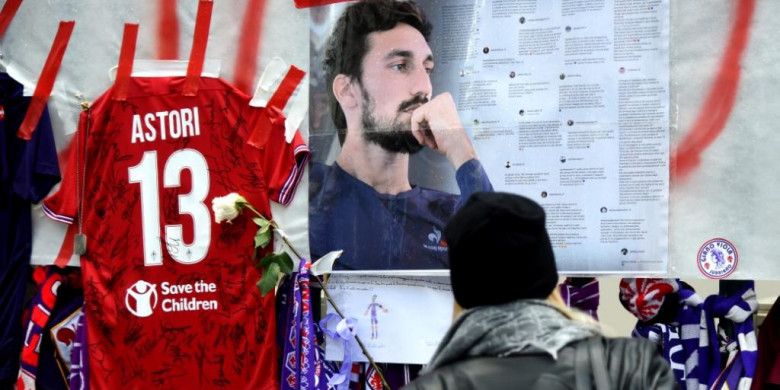 Suporter Fiorentina memasang foto Davide Astori dan menggantungkan syal untuk memberi penghormatan buat mendiang kapten La Viola di pagar Stadion Artemio Franchi, Firenze, 7 Maret 2018.
