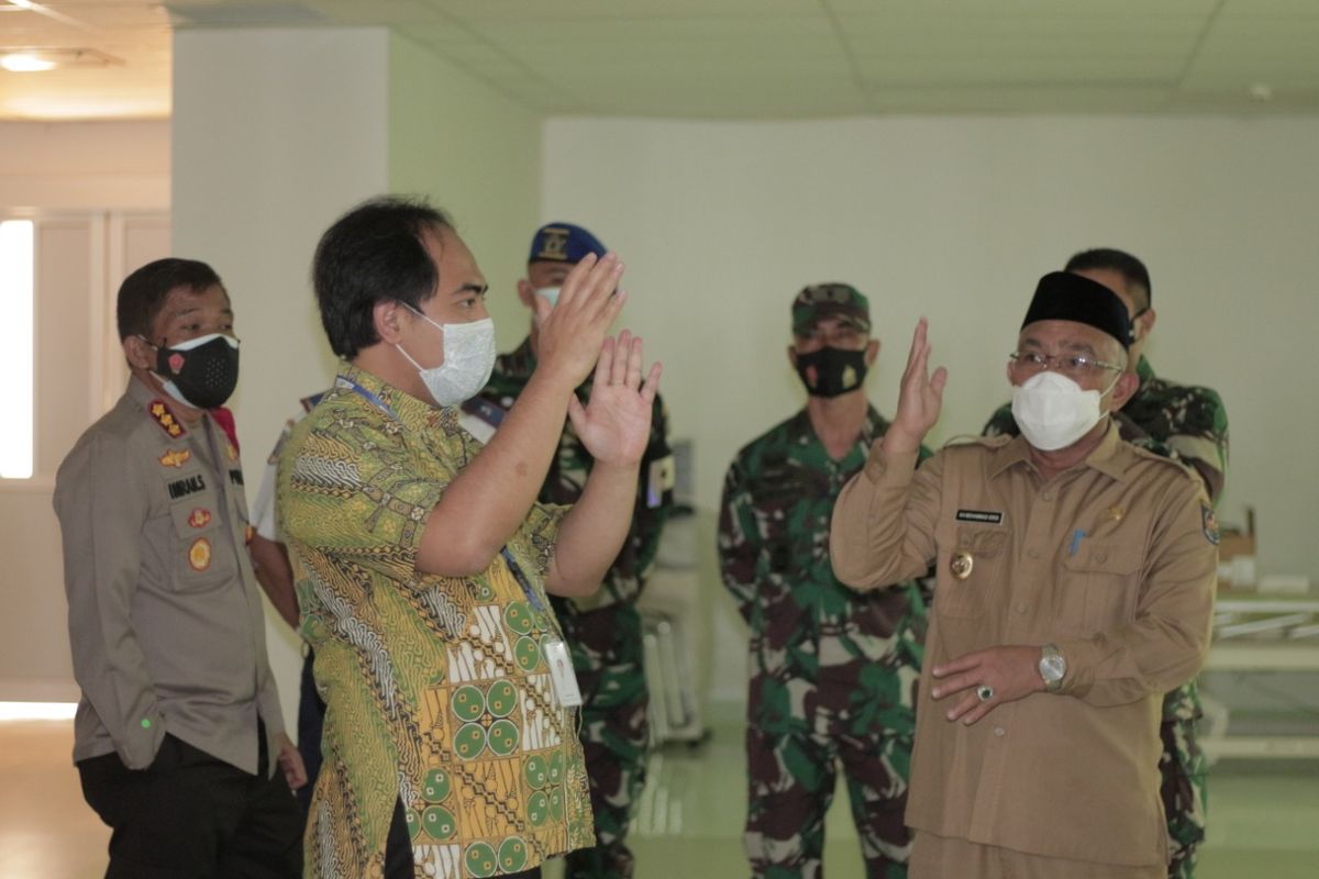 Wali Kota Depok, Mohammad Idris (kanan), dalam inspeksi persiapan vaksinasi Covid-19 di RS Universitas Indonesia, Selasa (12/1/2021).