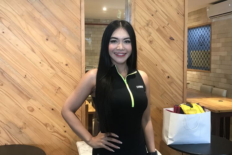 Penyanyi sekaligus instruktur olahraga zumba, Denada, saat menghadiri acara media coffee session Zumba Fitness di kawasan Jakarta Selatan, Selasa (20/2/2024).