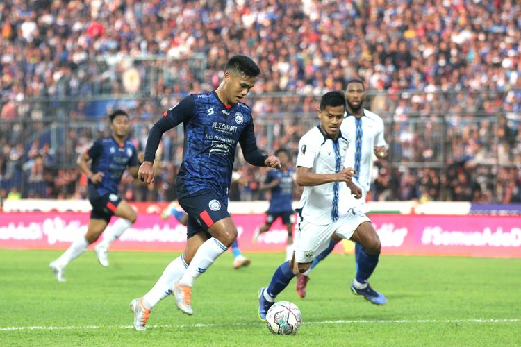 Aksi personel Arema FC, Muhammad Rafli, kala berlaga melawan PSIS Semarang pada leg kedua semifinal Piala Presiden 2022 di Stadion Kanjuruhan, Kabupaten Malang, Senin (11/7/2022).