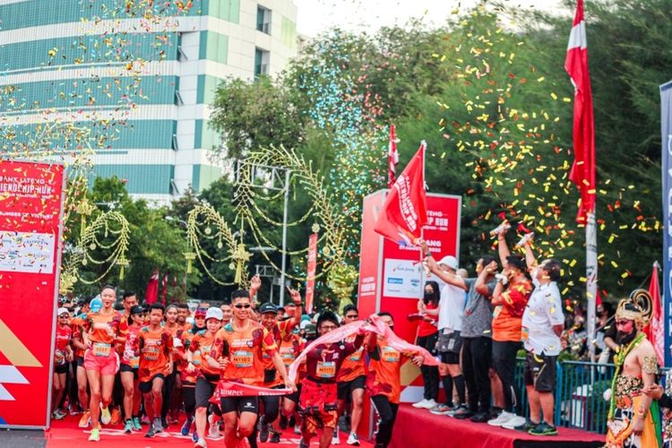 Saat peserta runners mengikuti rangkaian Bank Jateng Friendship Run di Kota Semarang, Jawa Tengah. Minggu (21/8/2022)