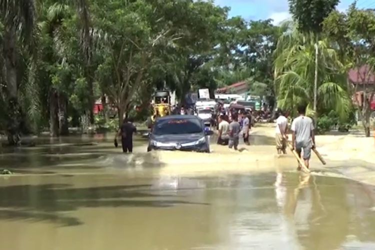 Warga Tawarkan Jasa Panggul Hingga Perahu Penyebarangan Di Tengah Banjir