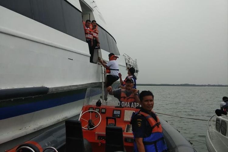 Kapal Indra Bupala, yang melayari rute Singapura - Bintan, Kepulauan Riau kandas di sekitar pelabuhan Lobam, Kabupaten Bintan, Senin (15/7/2019).