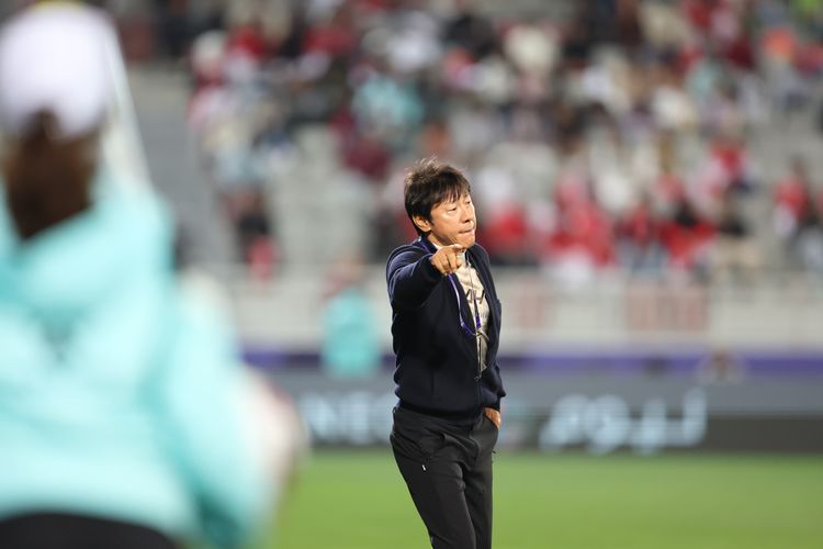 Shin Tae-yong memberikan instruksi dalam laga Grup D Piala Asia 2023 antara timnas Indonesia vs Vietnam di Stadion Abdullah bin Khalifa, Doha, Qatar, Jumat (19/1/2024).