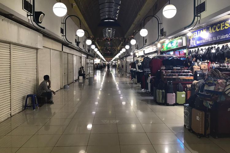 Suasana lorong Blok M Mall, Jakarta pada Rabu (4/11/2020) siang. Blok M Mall disebut pedagang sudah mati dan tak berjaya seperti tahun 1990-2000an.